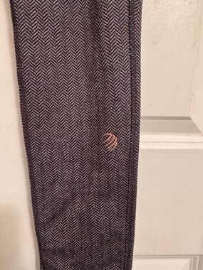 Gray herringbone pattern leggings by MPG